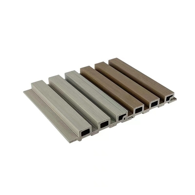 kopen 23x135mm WPC de Muurcomité van de Bekledingspaneel Houten Plastic Samengestelde Gecanneleerde Plank Binnenlandse Bruin online vervaardiging