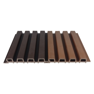 kopen Het bruine 25x227mm WPC Comité van de Bekledingsmuur voor Hotelpark Houten Plastic Samengestelde het Opruimen Traliewerkplank online vervaardiging