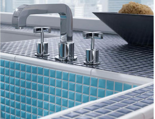 kopen Glanzende 6 mm keramische zwembad mosaïek tegels hemelblauw wit 300x300mm online vervaardiging