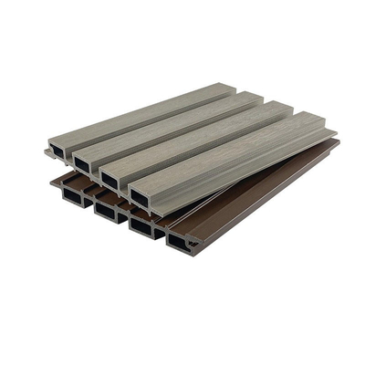 Maak 25x227mm WPC Bekledingspaneel Houten Plastic Samengesteld Grating het Bureauproject vuurvast van de Plank Binnenraad