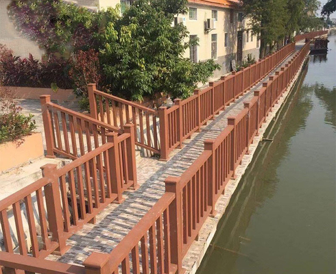 De vuurvaste WPC-Samengestelde Binnenlandse Raad Tan Protective Railing For Riverside 200x120cm van Omheiningspanel wood plastic