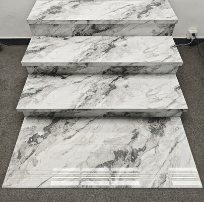 Antislip grijze mable laat ruimte over voor ledstrip 470x1200 mm 35 mm gepolijste geglazuurde keramische trappen voor huis