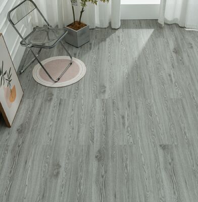 Prachtig grijs 1220x180mm Interieur vloer SPC vloer UV coating Dikte 5mm Houten patroon Voor woonkamer en renovatie