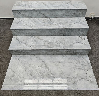 Prachtig en vlekbestendig grijs Carrara beige 470x1200mm gepolijste geglazuurde keramische traptreden en stootborden voor kantoren en gebouwen