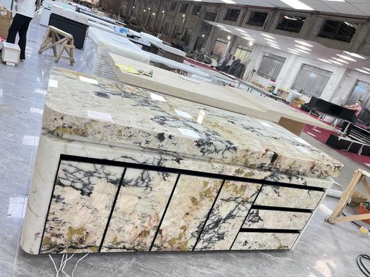Krasbestendige Elegante Duurzame Vuursteen Slijtvaste Antislip Eco-vriendelijke Beige en Zwarte Aanrecht Gepolijste Marmeren Platen Bar Tafel en Eiland Tafel voor Project en Eetkamer