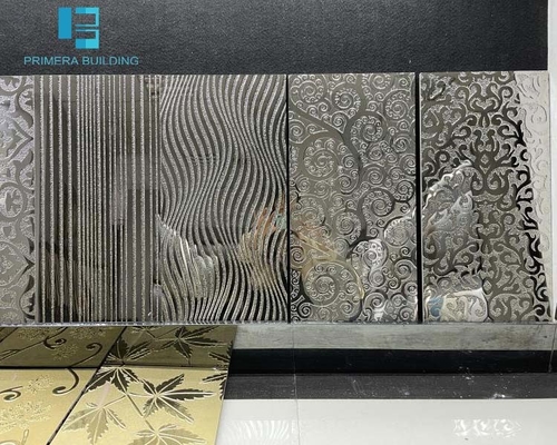 300x600mm 3D Opgepoetst die Keramische tegel met het Gouden Decor van de Lijnmuur wordt verglaasd
